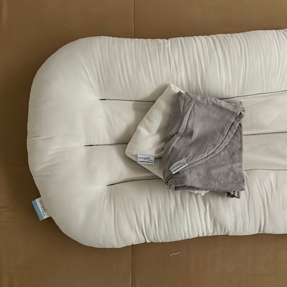 Excellent condition Snuggle Me toddler lounger &2 covers bundle. No stains